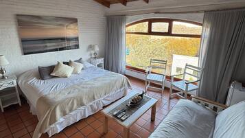 غرفة ديلوكس مزدوجة - بمنظر للبحر (Room 10) | خزنة داخل الغرفة وواي فاي مجانًا وملاءات أسرّة