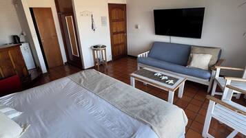 Chambre Deluxe, 1 très grand lit, vue mer (Room 9) | Coffres-forts dans les chambres, Wi-Fi gratuit, draps fournis