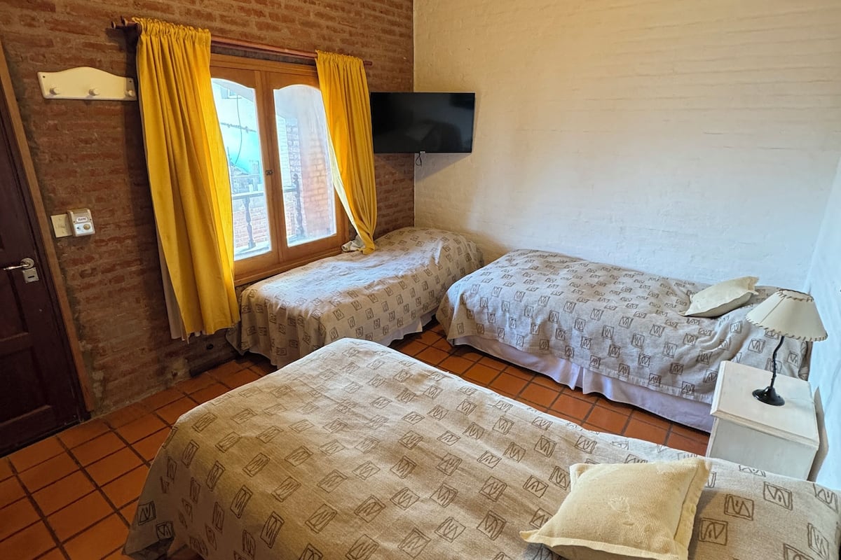 Chambre Triple Classique, vue cour intérieure (Room 11)