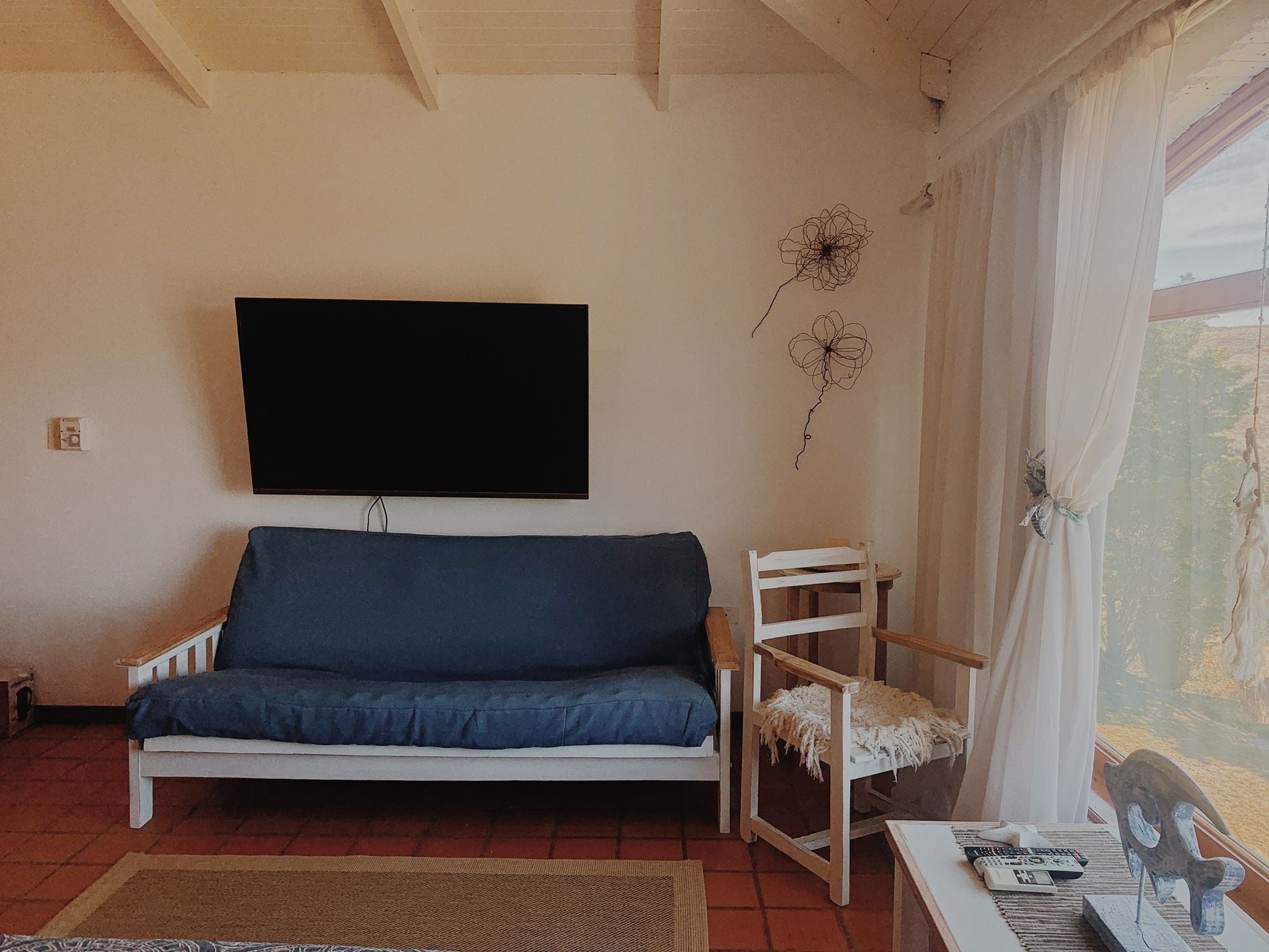 Habitación Deluxe, 1 cama King size, vista al mar (Room 9) | Área de sala de estar | Smart TV de 50 pulgadas con canales digitales y servicios de streaming 