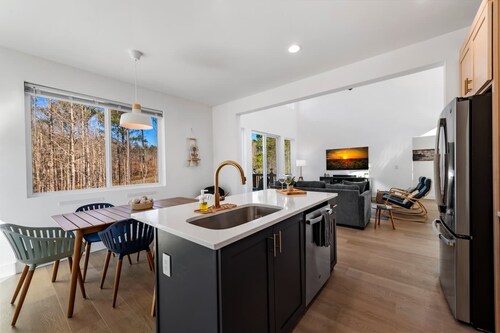 Woodland Château | Hot Tub + King/Queen beds + Game Loft