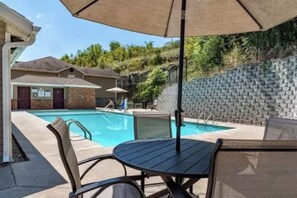 Outdoor pool - Chic Chateau-Less than 2 miles to the strip! (Branson)