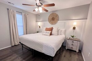 3 bedrooms, iron/ironing board, travel cot, free WiFi - Chic Chateau-Less than 2 miles to the strip! (Branson)