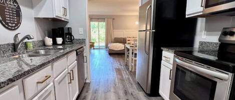 Refrigerador, microondas, horno, placa de cocina