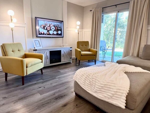 Smart TV, fireplace