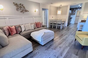 Smart TV, fireplace - Chic Chateau-Less than 2 miles to the strip! (Branson)