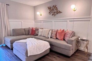 Smart TV, fireplace - Chic Chateau-Less than 2 miles to the strip! (Branson)