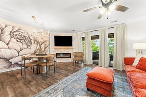 Smart-TV, peis og bøker