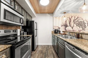 Frigorífico, microondas, horno y placa de cocina