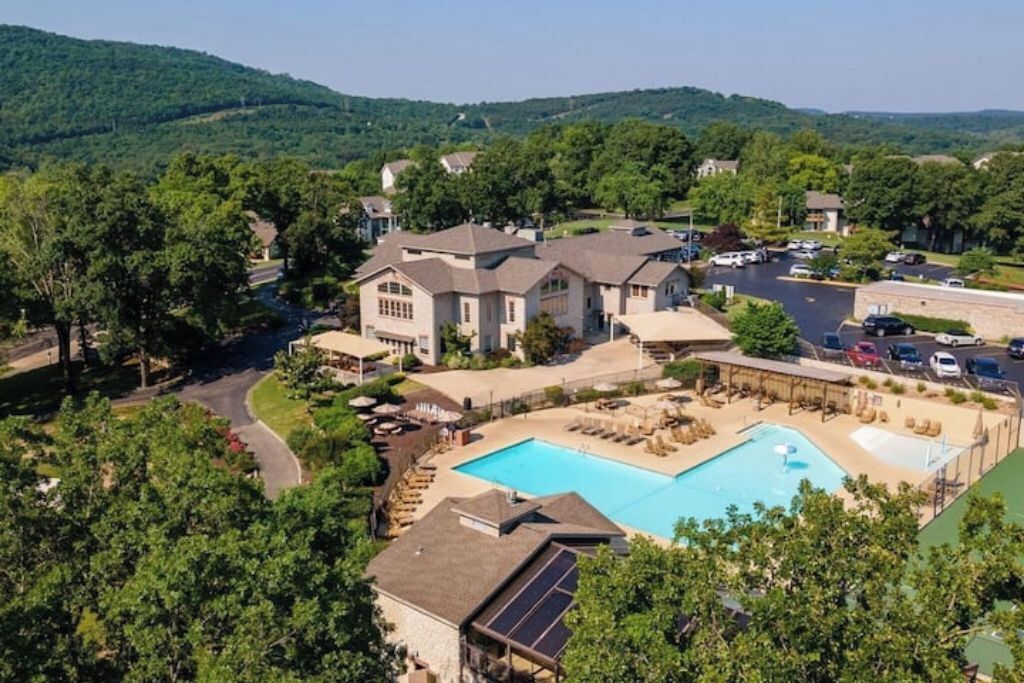 Una piscina cubierta, una piscina al aire libre