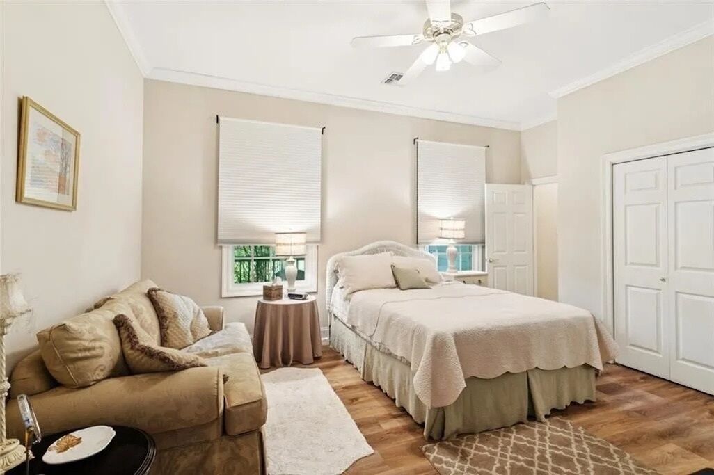 6 habitaciones, tabla de planchar con plancha y acceso a internet 