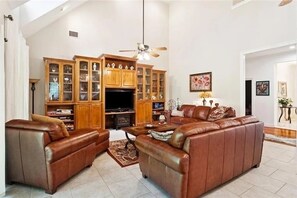 Una televisión, una chimenea