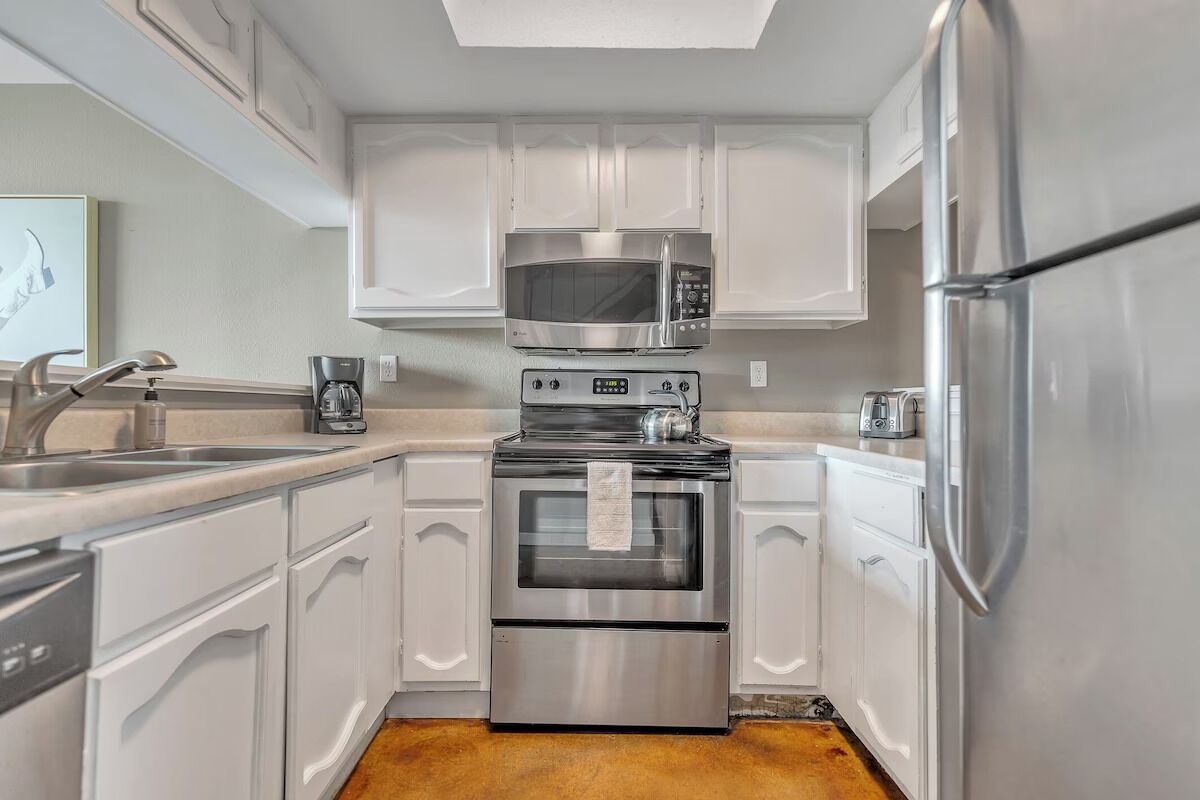 Fridge, microwave, stovetop, dishwasher