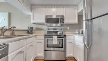 Fridge, microwave, stovetop, dishwasher