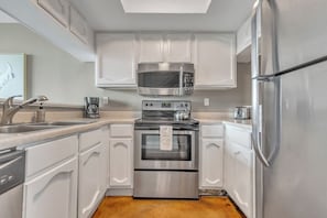 Fridge, microwave, stovetop, dishwasher