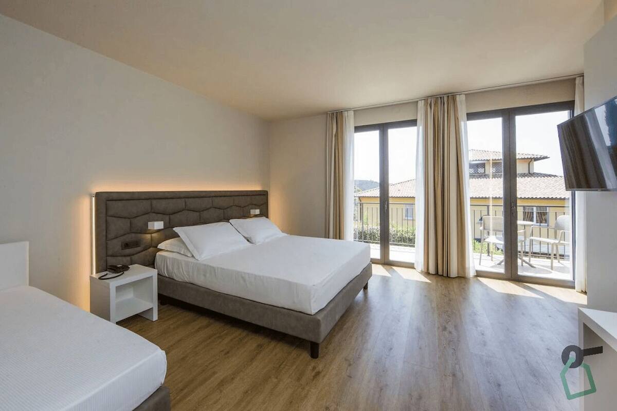 Habitación triple junior, balcón | Caja de seguridad en la habitación y wifi gratis