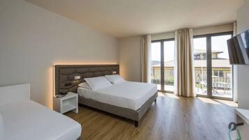 Habitació triple júnior, balcó | Minibar, caixa forta a l'habitació, bressols i wifi gratuïta