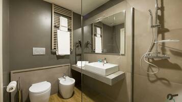 Shower, free toiletries, hair dryer, bidet