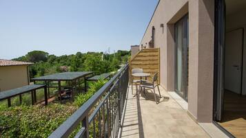 Habitació triple júnior, balcó | Minibar, caixa forta a l'habitació, bressols i wifi gratuïta