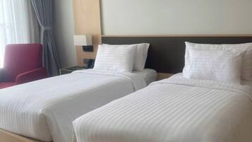 Superior kamer, 1 twee- of 2 eenpersoonsbedden, balkon, gedeeltelijk uitzicht op oceaan | Een bureau, gratis wifi