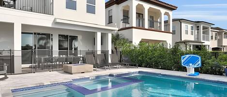 Una piscina al aire libre, una piscina climatizada