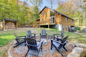 Terrace/patio - Hike, Ski & Relax: Renovated Retreat in Wilmington (Wilmington)