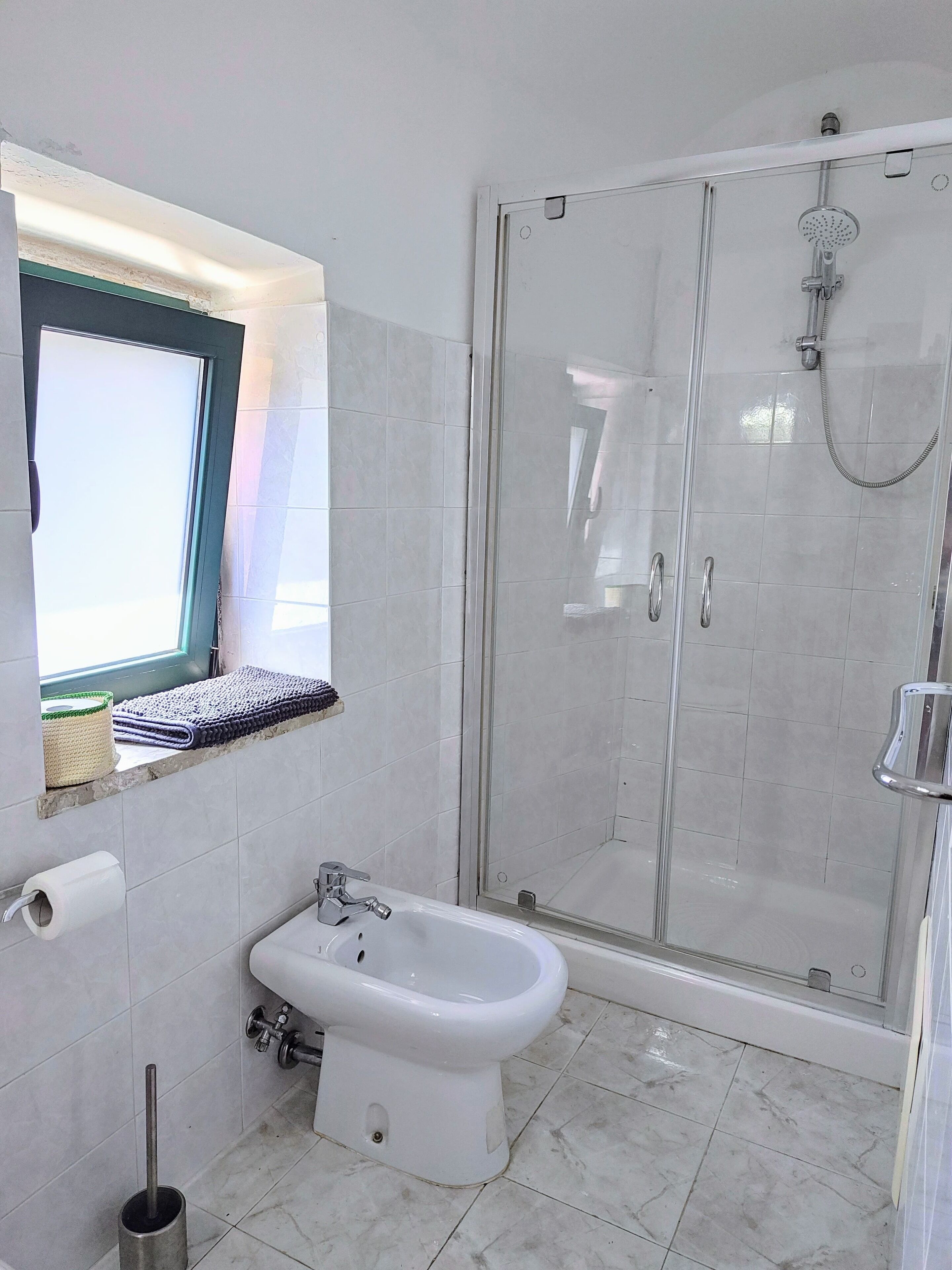 淋浴设施、吹风机、坐浴桶、毛巾