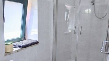 Dusche, Haartrockner, Bidet, Handtücher