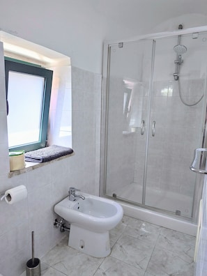 Doccia, asciugacapelli, bidet, asciugamani