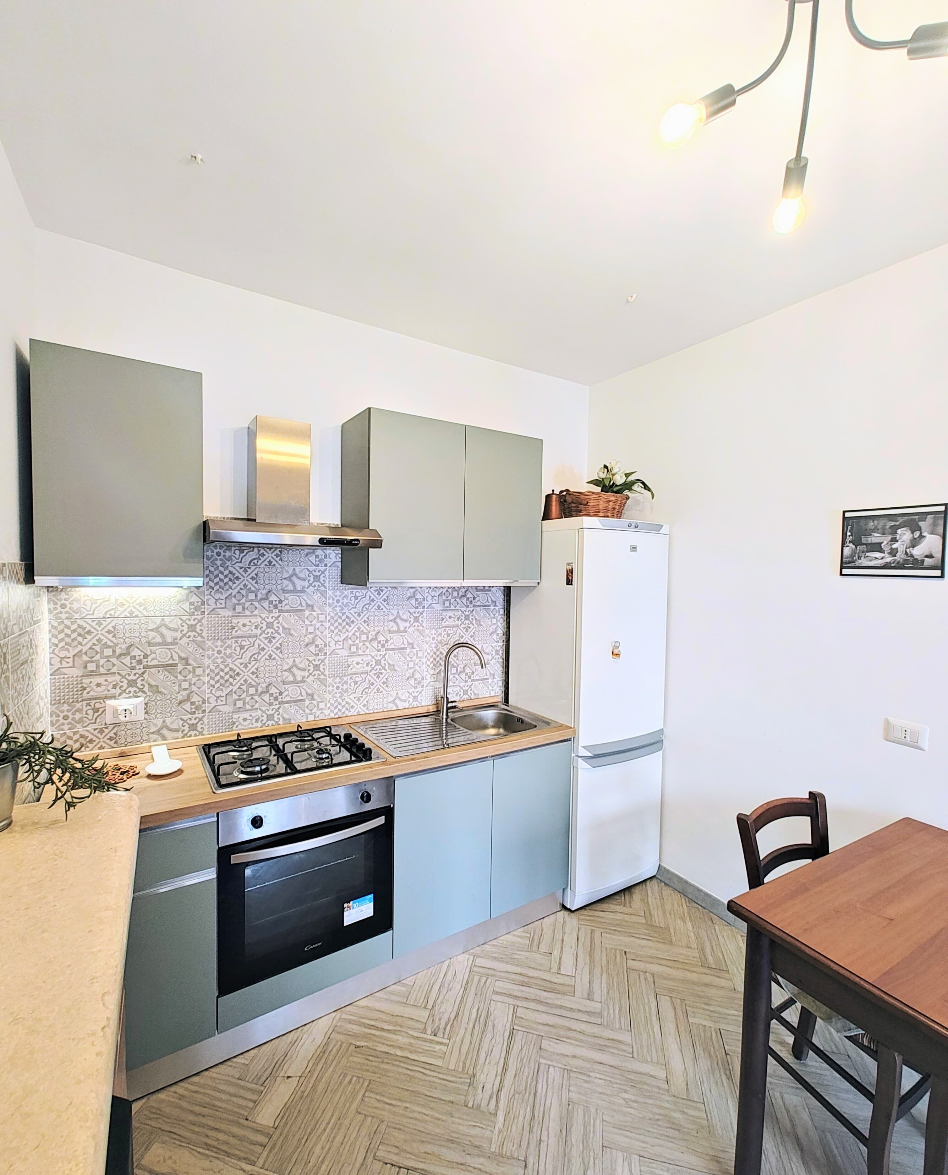 Fridge, oven, stovetop, coffee/tea maker