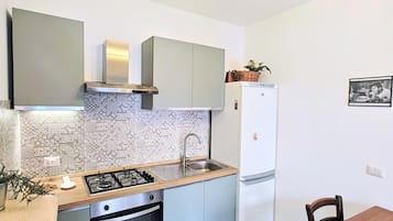 Kühlschrank, Ofen, Herdplatte, Wasserkocher mit Kaffee-/Teezubehör