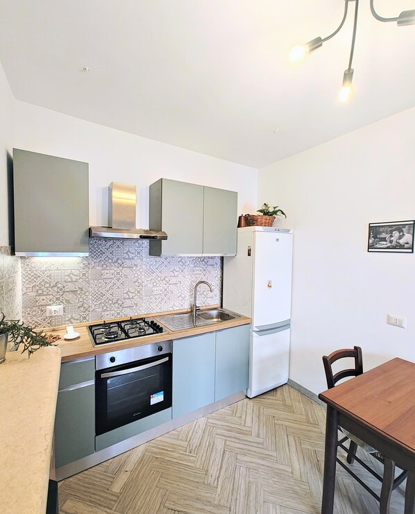 Frigorifero, forno, piano cottura, macchina per tè/caffè