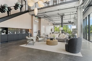 المنشأة من الداخل