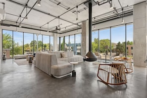 المنشأة من الداخل