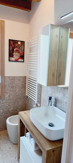 Comfort Studio | Bathroom | Shower, free toiletries, hair dryer, towels - Dimora Muneghette 181  (Chioggia)