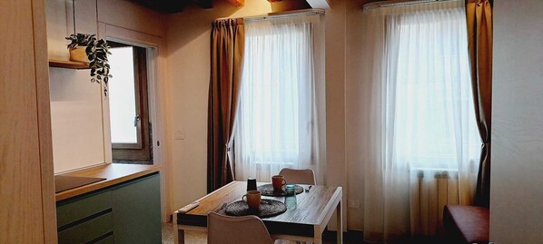 Apartemen Deluks | Dapur pribadi | Lemari es, microwave, kompor, dan mesin pencuci piring