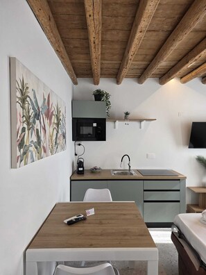 Comfort Studio | Private kitchenette | Fridge, microwave, stovetop, dishwasher