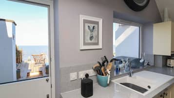 Lave-vaisselle, batterie de cuisine, vaisselle et ustensiles