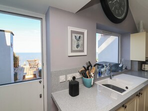 Dishwasher, cookware/dishes/utensils - Lenny's Place (Watchet)