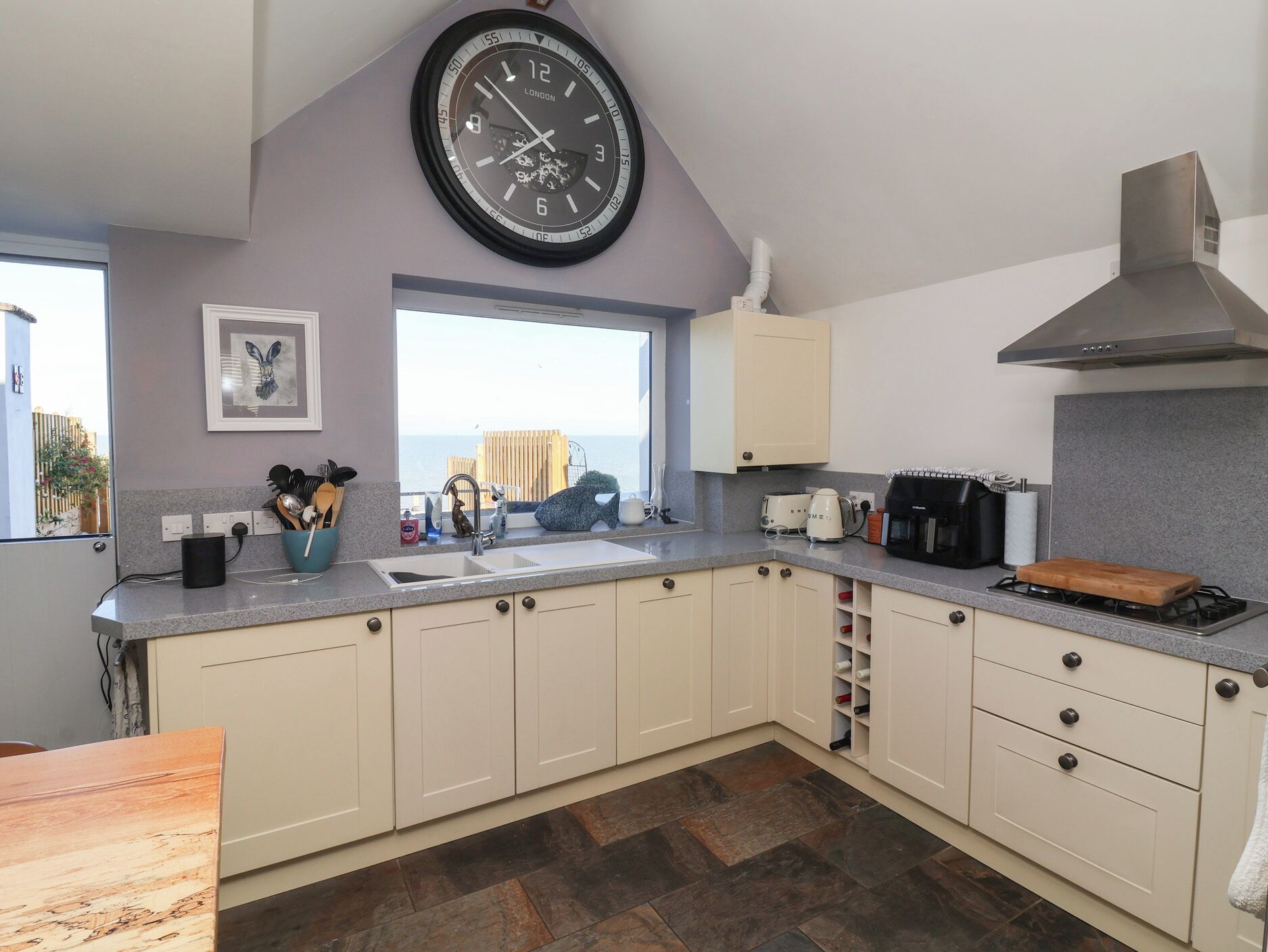 Lave-vaisselle, batterie de cuisine, vaisselle et ustensiles