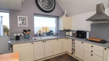 Lave-vaisselle, batterie de cuisine, vaisselle et ustensiles