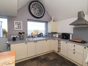 Dishwasher, cookware/dishes/utensils - Lenny's Place (Watchet)