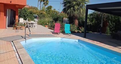 Between hill and sea - swimming pool, nature and warm welcome