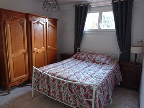 1 dormitori, planxa i posts de planxar, Internet i roba de llit 