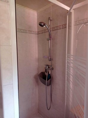 Regadera y papel de baño 