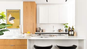 Lemari es besar, microwave, oven, dan kompor