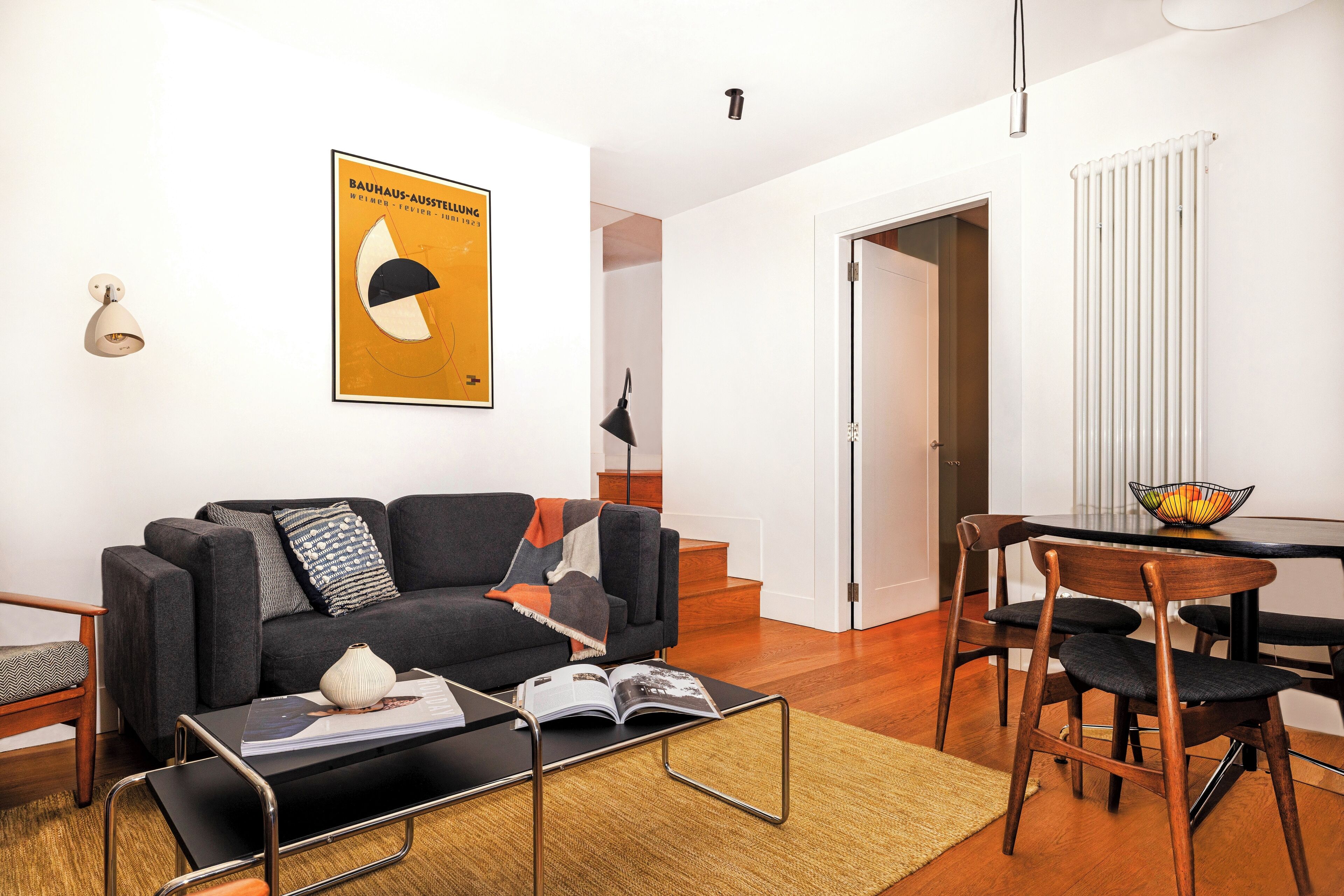 One Bedroom Apartment | Oppholdsområde | En 40-tommers smart-TV med Parabol-TV