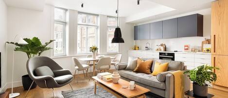 Superior studio | Woonruimte | Een 40-inch smart-tv met satellietzenders