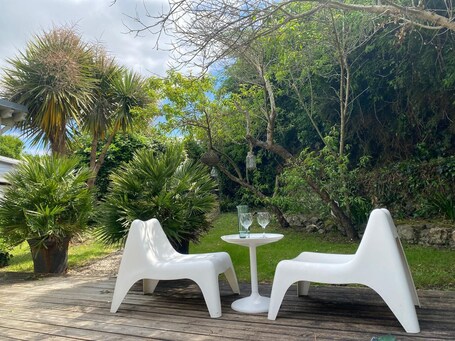 Terrace/patio. La vigie les pieds dans l'eau