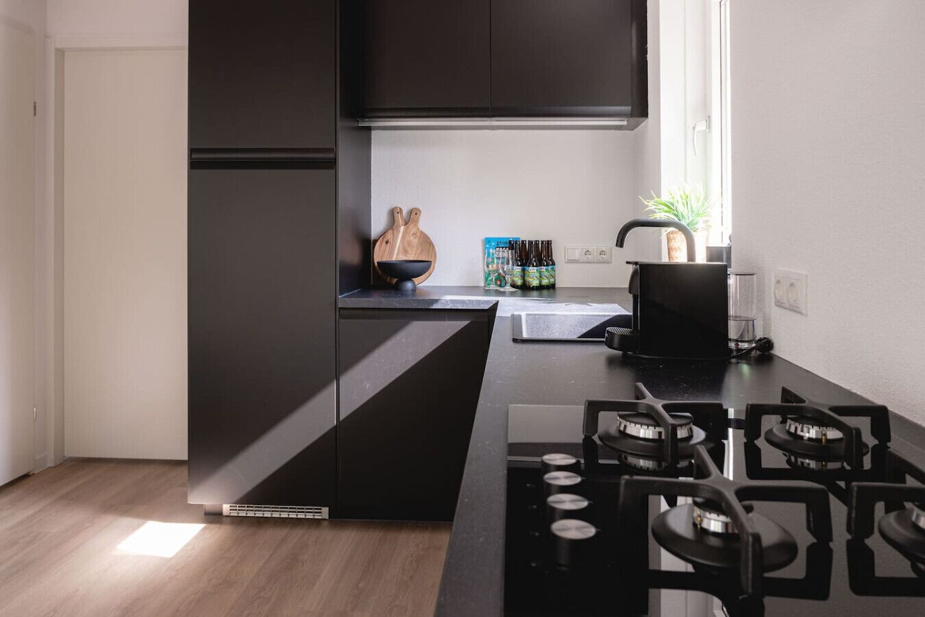 Een koelkast, een magnetron, een oven, een kookplaat